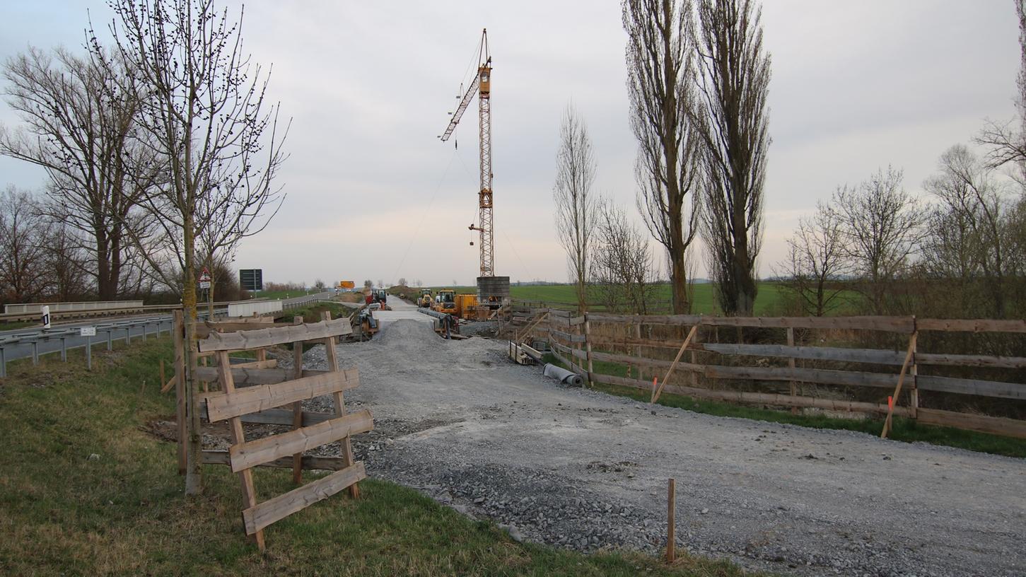 Die Archäologen sind abgezogen, das Wetter ist angenehmer, nun sind auf der Baustelle des Radweges Erdarbeiten an der Reihe. Die Archäologen sind abgezogen, das Wetter ist angenehmer, nun sind auf der Baustelle des Radweges Erdarbeiten an der Reihe.