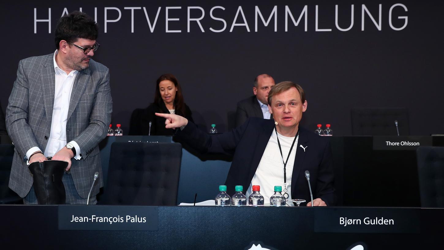 Björn Gulden (r), Vorstandsvorsitzender des Sportartikelherstellers Puma, und Jean-Francois Palus, Vorsitzender des Verwaltungsrats von Puma, auf der Hauptversammlung des Unternehmens. Die präsentierten Zahlen sind überaus erfreulich, die Prognose für das Gesamtjahr wurde erhöht.
