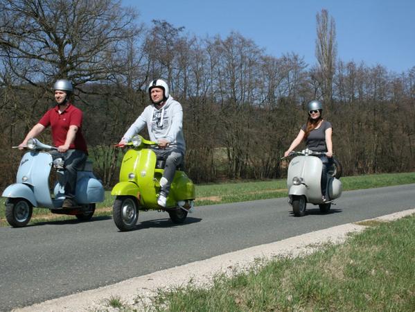 Wenn am Wochenende das Wetter passt, schwingt sich Matthias Franz (links) bevorzugt mit Freunden auf die Vespa und dreht eine Tour über fränkische Nebenstraßen.