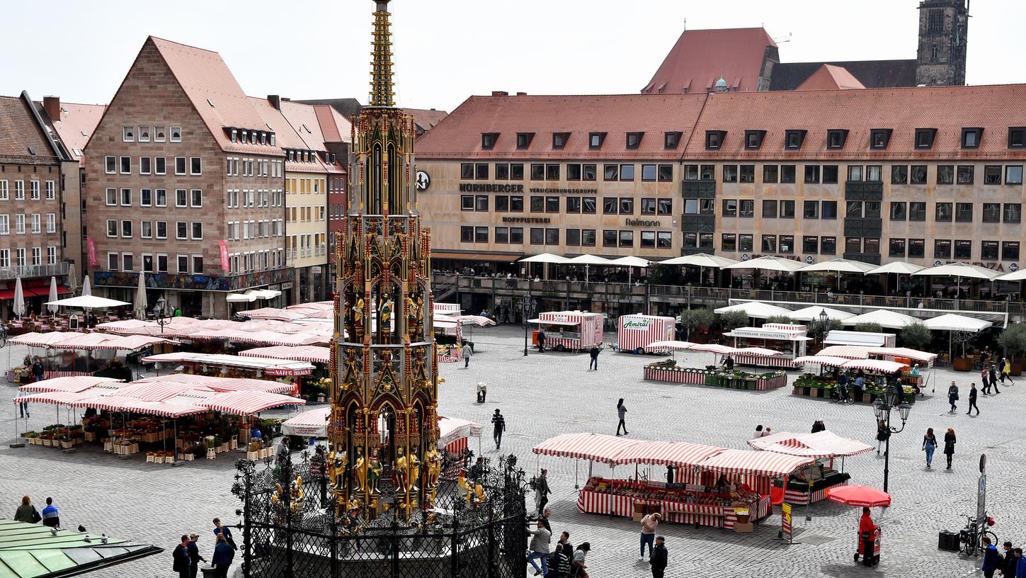 Der Hauptmarkt: Nürnbergs zentraler Platz, ein Treffpunkt für Bummler, Touristen und Marktleute.