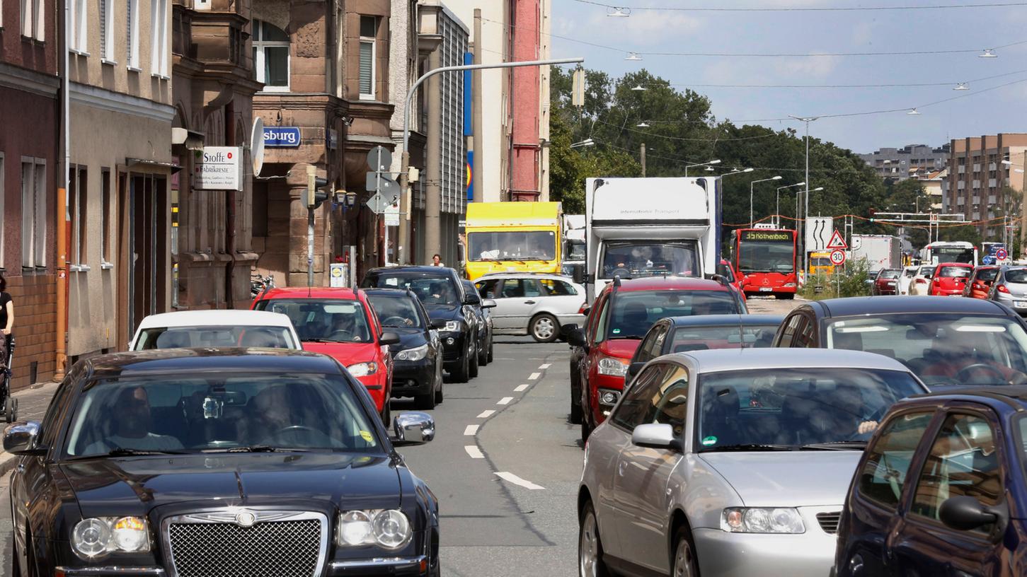 Staus gehören im Nürnberger Berufsverkehr dazu - der Anteil an Autofahrern ist aber um drei Prozent gesunken.