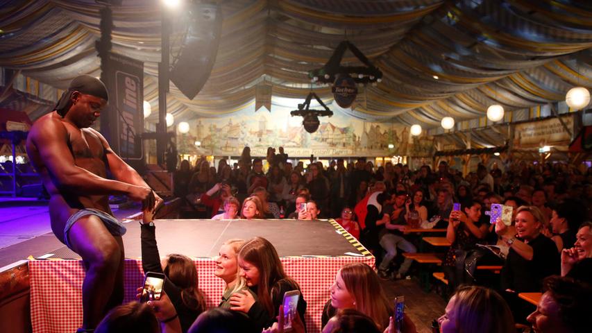 Knackiger Po, Muskeln aus Stahl: Volksfest-Stripper sorgen für Ekstase