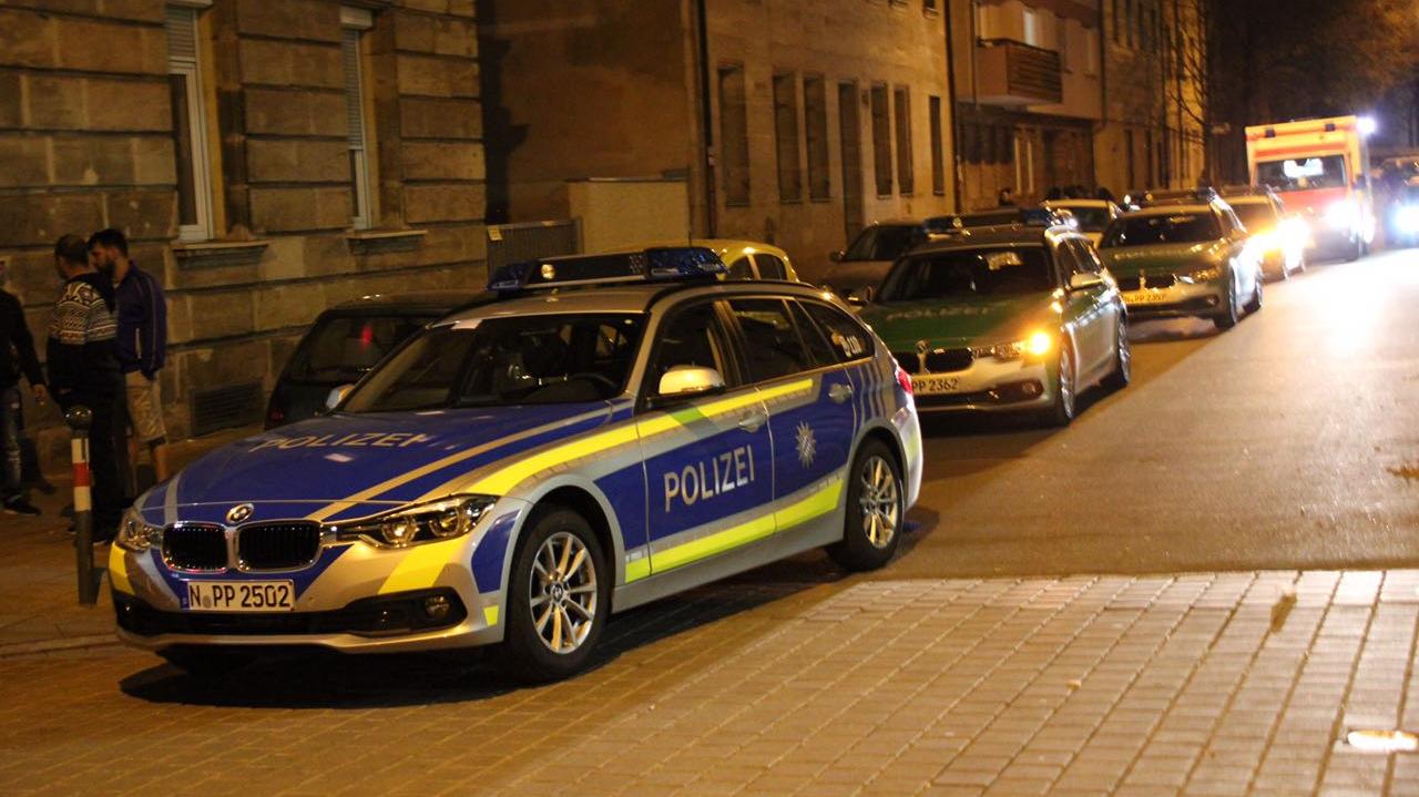In der Denisstraße reihte sich am späten Donnerstagabend Polizeiauto an Polizeiauto.