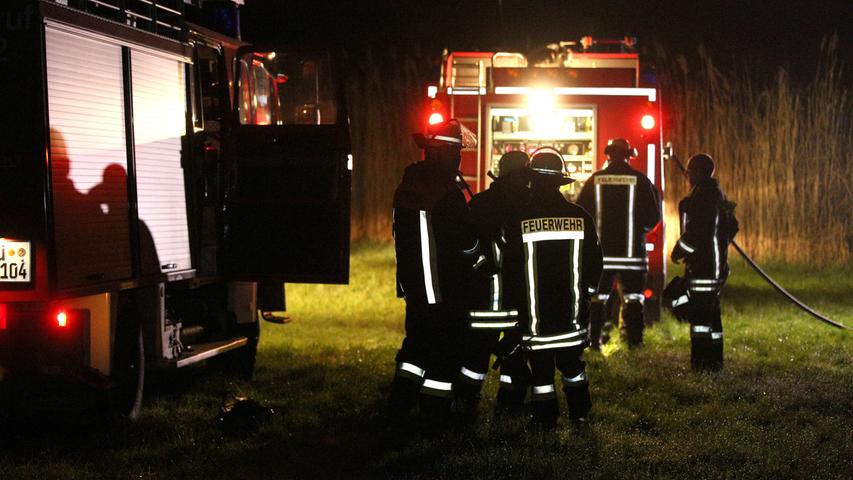 Gestrüpp fängt Feuer: Meterhohe Flammen in Fürther Weststadt