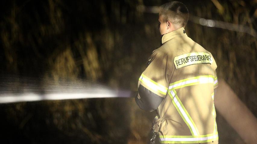 Gestrüpp fängt Feuer: Meterhohe Flammen in Fürther Weststadt