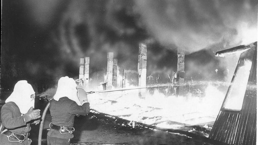 Das Schadenfeuer wütet mit infernalischer Gewalt. Die Flammen schlagen über hundert Meter hoch. Mit letztem Einsatz kämpfen die Feuerwehrmänner gegen die glühende Hölle an.
 Hier geht es zum Kalenderblatt vom 17. April 1968: Schafhoflager stand in Flammen
