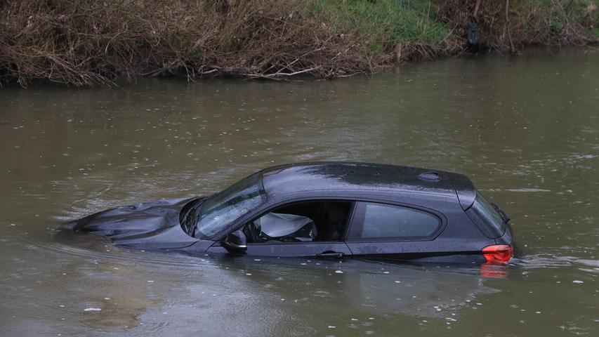 Freitag, der 13. in Hallerndorf: BMW landet in der Aisch