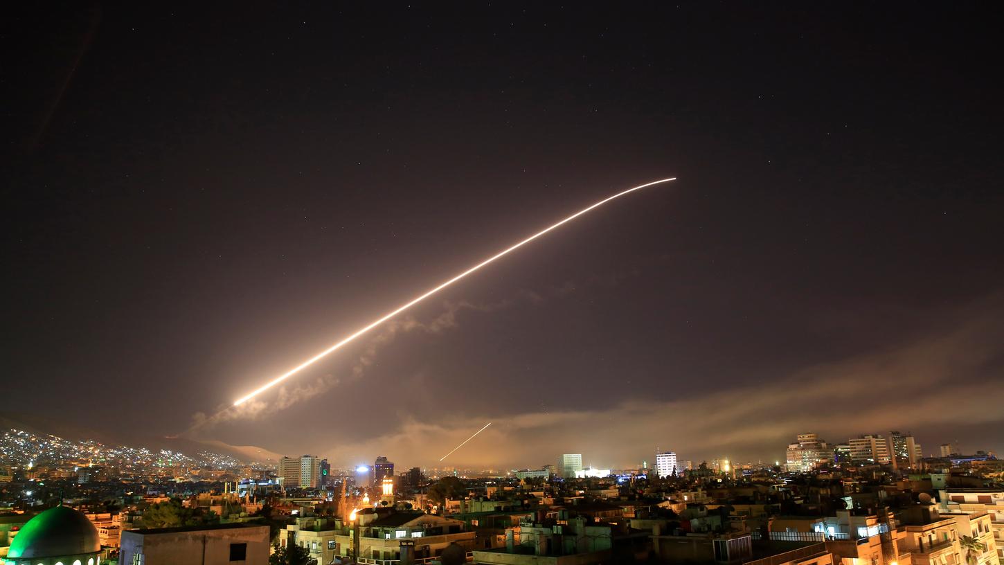 Was auf dem ersten Blick ausschaut wie ein Feuerwerk, ist in Wahrheit eines der zahlreichen Geschosse, das von westlichen Streitkräften in der Nacht auf Montag gegen das syrische Militär eingesetzt wurde. Russland kündigte bereits Konsequenzen an.