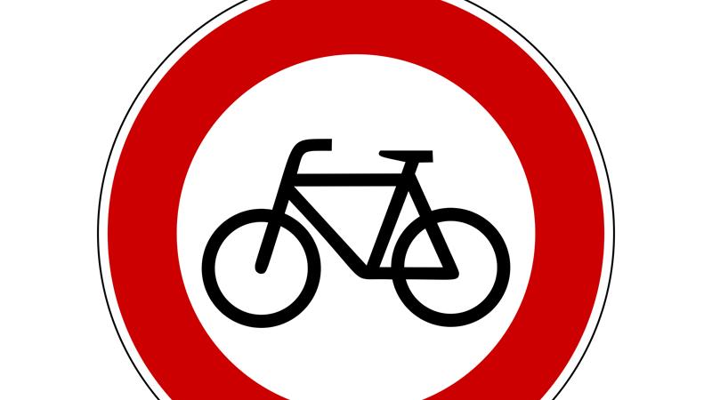 Ins Verbale übersetzt bedeutet dieses Zeichen "Verbot für alle nicht-motorisierten Zweiräder" und heißt, dass Radfahrer hier nicht weiterfahren dürfen. Oft steht es am Eingang von Fußgänger- oder verkehrsberuhigten Zonen. Eventuell sind Zusatzschilder zu beachten.