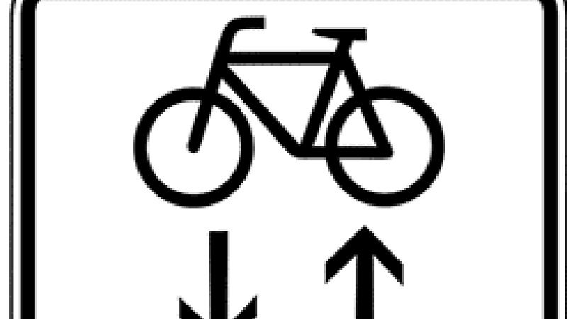 Dies ist das Zusatzschild, das Radlern gestattet, eine Einbahnstraße in beiden Richtungen zu befahren. Dabei ist die Vorfahrtregel "rechts vor links" zu beachten.