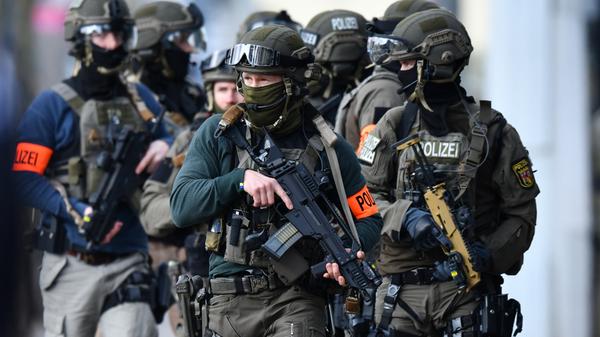 Auch schweres Geschütz steht auf der Wunschliste der CSU. Zwar durften Handgranaten und Maschinengewehre bereits vor dem neuen Gesetz eingesetzt werden - nun ist das jedoch bereits zulässig "wenn durch andere Personen der unmittelbare Gebrauch von Schusswaffen (…) erkennbar beabsichtigt ist und der vorherige Gebrauch anderer Waffen durch die Polizei ersichtlich aussichtslos oder unzureichend ist."