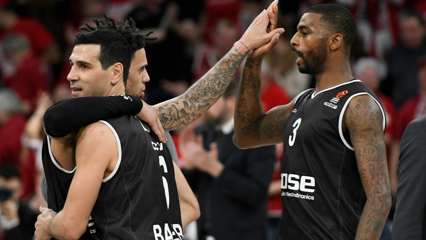 Jubel bei Nikolaos Zisis, Daniel Hackett und Dorell Wright: Bamberg schlägt Tübingen.