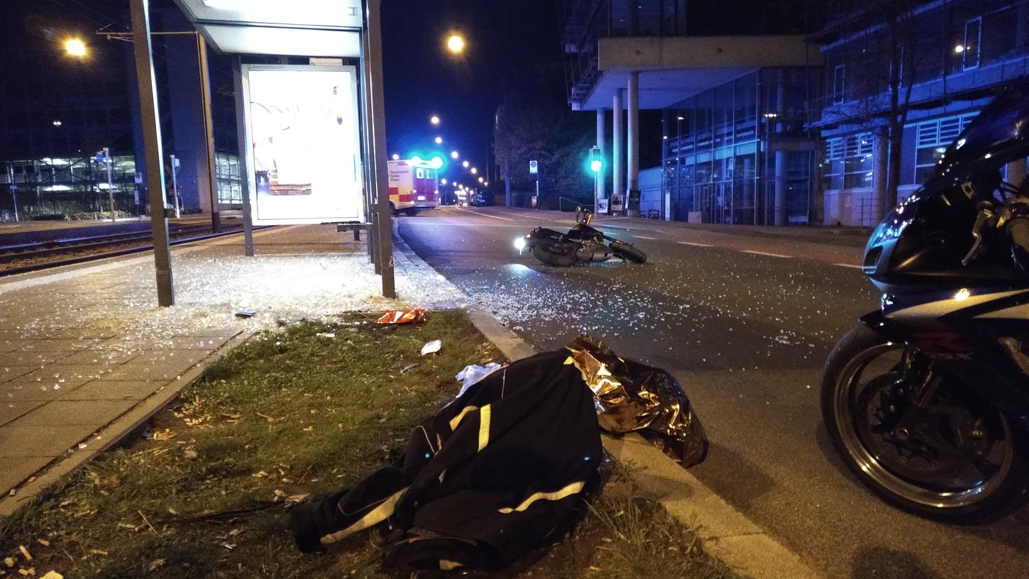 Bei einem Unfall am frühen Sonntagmorgen wurde ein Motorradfahrer an der Nürnberger Straßenbahnhaltestelle Dürrenhof schwer verletzt.
