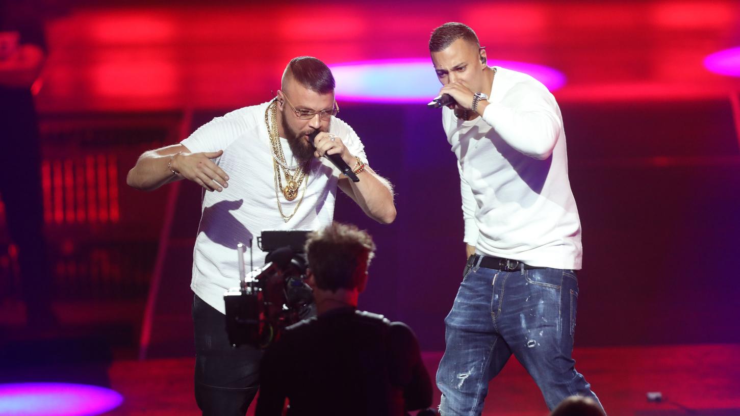 Kollegah und Farid Bang erhielten für ein antisemitisches Album einen Echo. Nach heftiger Kritik wurde die Verleihung des Musikpreises eingestellt. Kollegah und Farid Bang erhielten für ein antisemitisches Album einen Echo. Nach heftiger Kritik wurde die Verleihung des Musikpreises eingestellt.