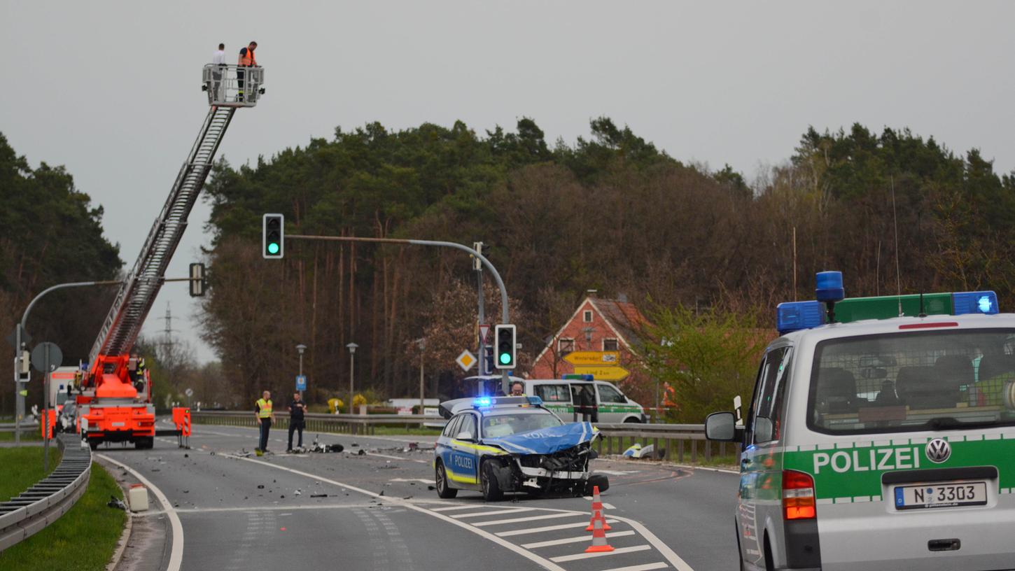 Das Polizeiauto war Richtung Ammerndorf unterwegs, als es an der Abzweigung nach Lind den Mopedfahrer erfasste und dann gegen einen Audi prallte.
