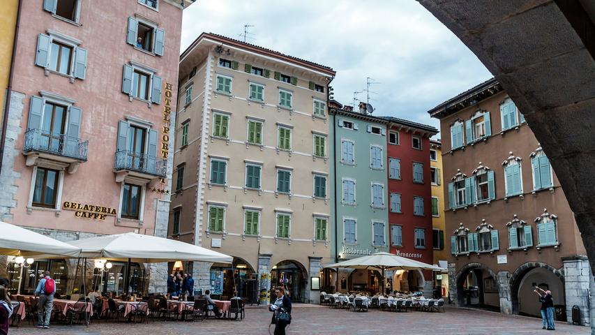 Pasta, Vino Rosso und die Entspanntheit des Südens: Riva del Garda verkörpert italienisches Lebensgefühl pur.