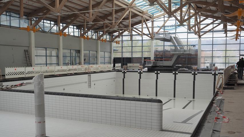 Das Wellenbad wurde nun zum Sportbad mit einem 25-Meter-Schwimmerbecken umgebaut.