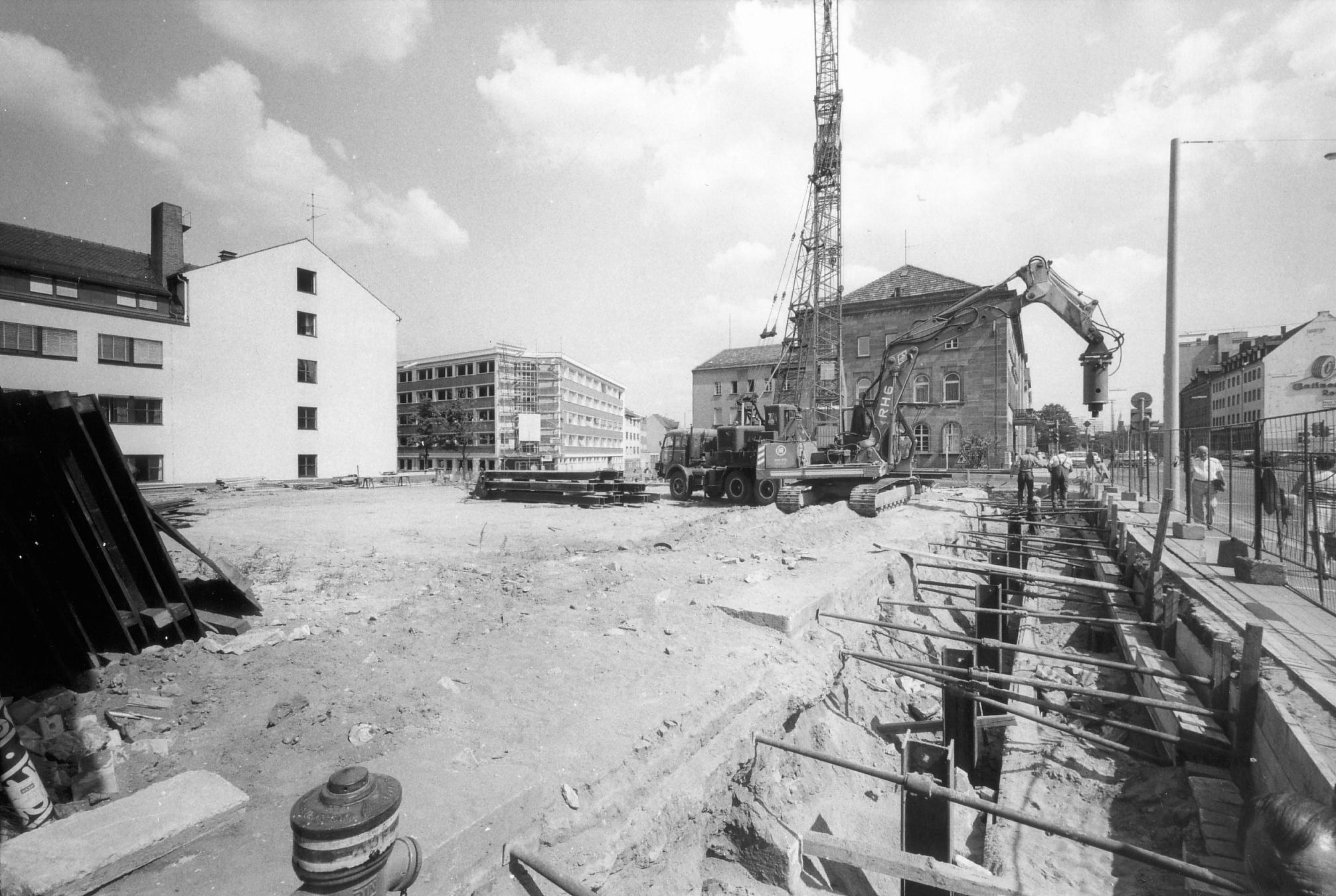 Bei den Nürnberger Nachrichten arbeiten immer mehr Menschen - der Platz reicht nicht mehr aus. Ab 1976 wird das Redaktionsgebäude an der Marienstraße gebaut.