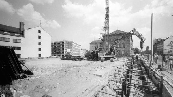 Bei den Nürnberger Nachrichten arbeiten immer mehr Menschen - der Platz reicht nicht mehr aus. Ab 1976 wird das Redaktionsgebäude an der Marienstraße gebaut.