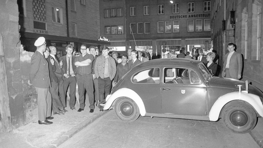 Bewaffneter Raubüberfall am hellichten Tag: Kurz vor Geschäftsschluß raubten zwei junge Männer die Bayerische Vereinsbank aus. Hier geht es zum Kalenderblatt vom 20. April 1968: Bankräuber sind gefaßt