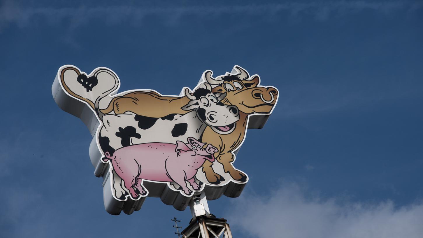 Ein Logo mit Tiermotiven dreht auf einem Gebäude der Tönnies Unternehmensgruppe.