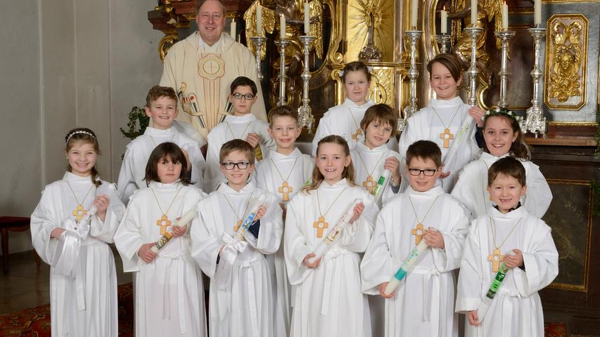 Die Jungen und Mädchen aus Arberg feierten ihre Kommunion mit Pfarrer Reinhard Pasel.