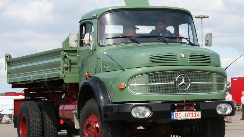 Die zweite große deutsche Lkw-Marke, die bis heute existiert, ist Mercedes-Benz aus Stuttgart. In den 1960er- bis 1980er-Jahren galten die charakteristischen Rundhauber von Mercedes-Benz als besonders zuverlässig und nahezu unkaputtbar.