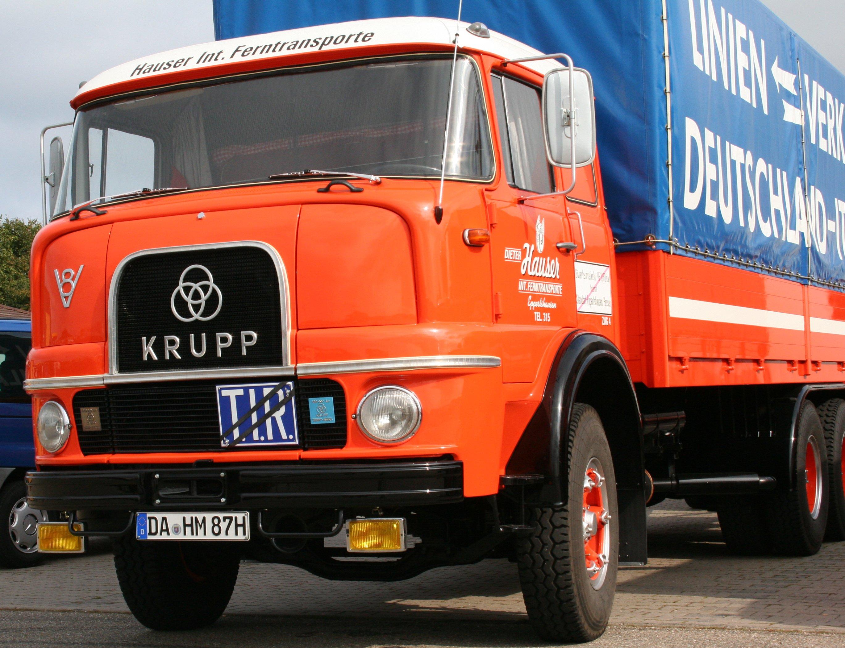 Wir haben Wörnitz. In der kleinen Gemeinde bei Rothenburg ob der Tauber findet alle zwei Jahre das wahrscheinlich größte Treffen Deutschlands für ganz große Oldtimer statt: Hier treffen sich historische Lastwagen, Omnibusse und Feuerwehrfahrzeuge längst vergangener Marken wie Krupp, Henschel und Magirus-Deutz aus der ganzen Republik und dem benachbarten Ausland.