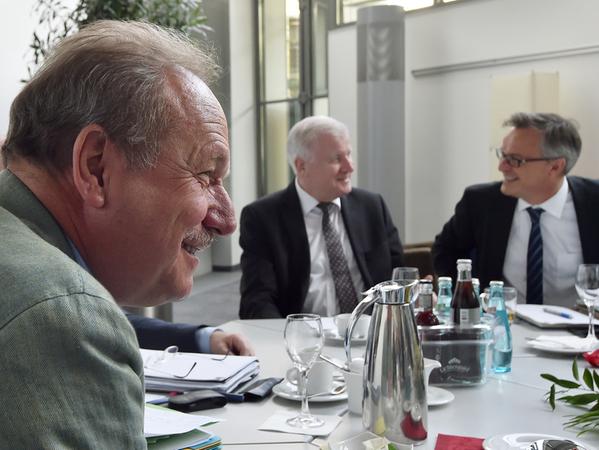 Frank Bsirske, Vorsitzender der Dienstleistungsgesellschaft Verdi, Horst Seehofer (CSU), Bundesinnenminister, und Hans-Georg Engelke, Staatssekretär im Bundesministerium des Innern (v.l.n.r.), haben am Verhandlungstisch eine erste Einigung erzielt.