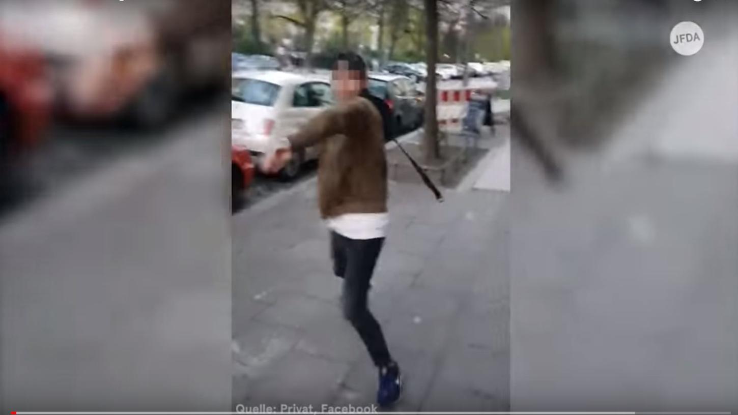 Das ins Internet gestellte Video zeigt einen jüngeren Mann, der mehrfach mit einem Gürtel auf das Opfer einschlägt. Jetzt hat sich der Täter der Polizei gestellt.