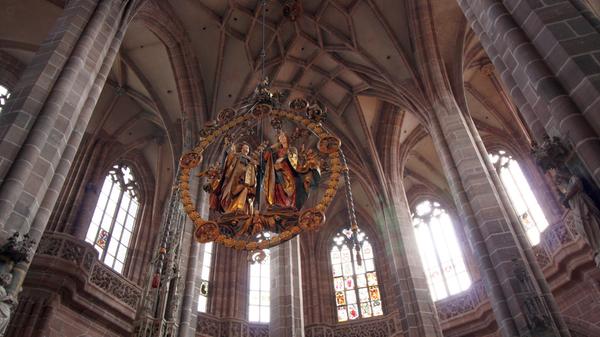 Perfekte Illumination macht diesen Raum zu einem schier magischen Ort: Intensive Farben bringen die eleganten gotischen Bögen und das kunstvolle Gewölbe der Lorenzkirche in der Blauen Nacht (von 20 bis 24 Uhr) besonders eindringlich zur Geltung. Und mit Klängen verbinden sie sich zu einem eigenen Kosmos. Und das Juwel im Zentrum feiert gerade 500. Geburtstag: der berühmte Engelsgruß.