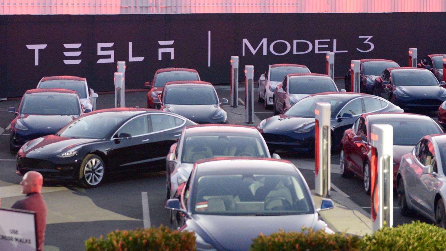 Tesla-Chef Elon Musk will den wöchentlichen Output seines Model 3 steigern - und setzt dazu auf rabiate Mittel.