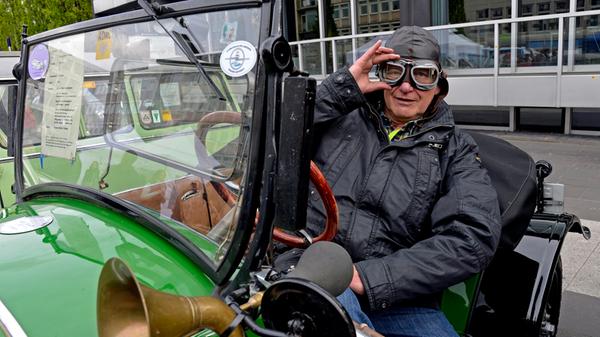 Mit dem Oldtimer durch die Nacht: Zehn nostalgische Omnibusse und 30 Autos aus verschiedenen Jahrzehnten kutschieren Besucher, die ein Blaue-Nacht-Ticket oder -bändchen haben, durch Nürnberg. Die erste Fahrt startet um 18.45 Uhr am Hauptbahnhof (Straßenbahninsel).