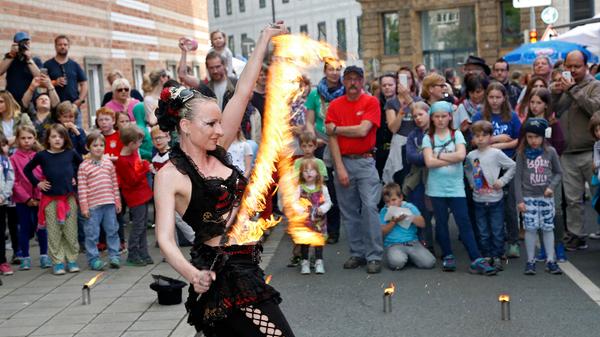 Für Familien startet die Blaue Nacht im Bereich Lessingstraße schon um 17 Uhr: So gibt es einen Mitmachzirkus, eine Luftballonkünstlerin verzaubert kleine und große Gäste, die Kinder-Rockband "Andi und die Affenbande" tritt auf. Foodtrucks sorgen dafür, dass niemand hungern muss.