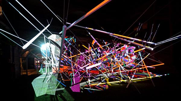 Sie wollten schon immer mal Jonglieren lernen? Dann sollten Sie das Krafft'sche Haus - unser Bild zeigt eine Installation von Stefan Reiss von der Blauen Nacht 2017 -ansteuern. Dort lädt René Martin zu seiner Aktion "Into the great blue open" ein - und hofft, dass sich möglichst viele Teilnehmer an dem magischen Spektakel beteiligen werden. Jongliert wird mit speziell beschichteten Tellern, die für besondere Lichteffekte sorgen.