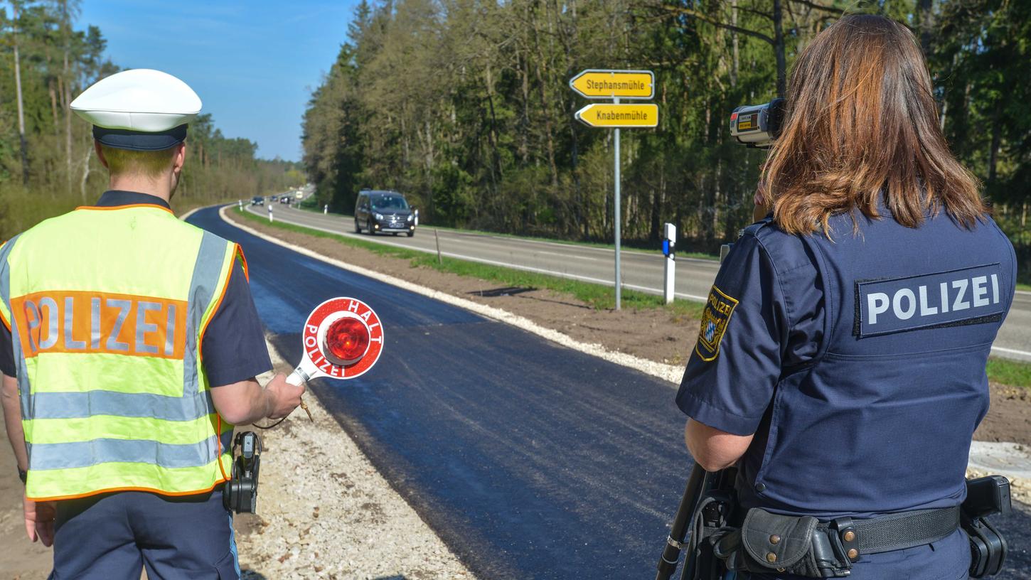 Polizeihauptmeisterin Nina Knoll und Polizeiobermeister Marius Schuhmann stoppten an der Straße zwischen Hilpoltstein und Eckersmühlen Autofahrer, die zu schnell unterwegs waren.