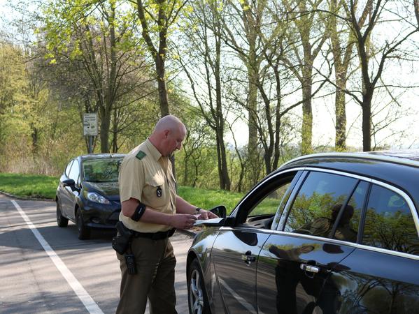 Polizeihauptmeister Markus Bauer bat auf der Bundesstraße 470 bei Burgbernheimeinen einen Temposünder zur Kasse.