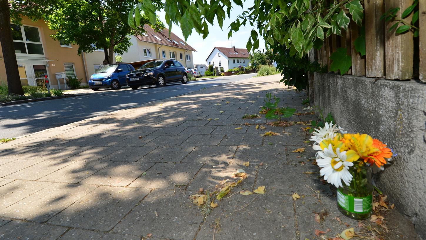 An der Unfallstelle in Möhrendorf, an der ein radelnder Familienvater sein Leben lassen musste, wurden nach dem Unfall im vergangenen Juni zum Gedenken Blumen aufgestellt.