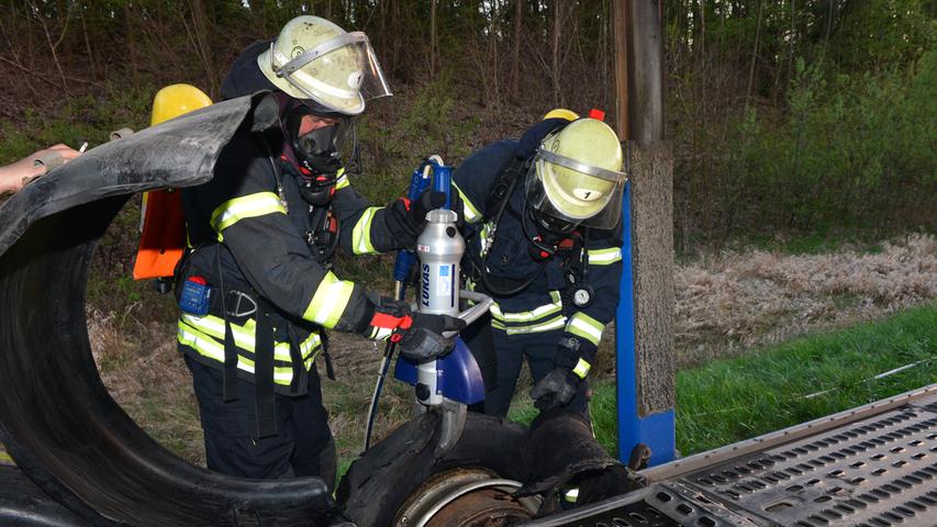 Heißgelaufen: Feuerwehr muss brennenden Laster-Reifen löschen