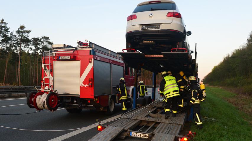 Heißgelaufen: Feuerwehr muss brennenden Laster-Reifen löschen