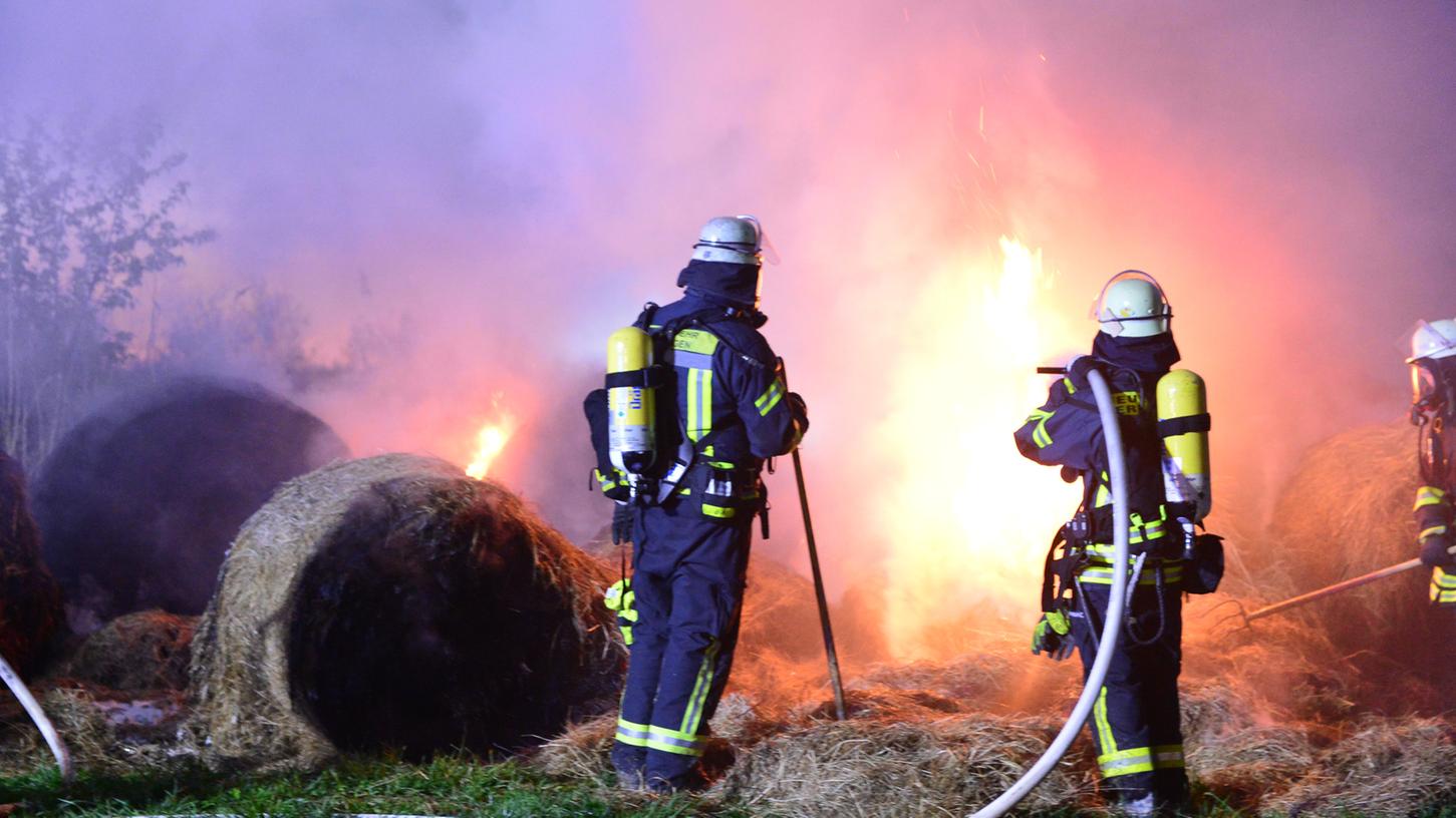 Im Erlanger Regnitzgrund in Höhe der Bayernstraße sind 25 Heuballen in Flammen aufgegangen. Mehrere Freiwillige Feuerwehren waren mit Tanklöschfahrzeugen im Einsatz, um das Feuer zu löschen.