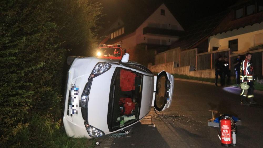 Auto kippt um: Verletzte bei Unfall in Marloffstein