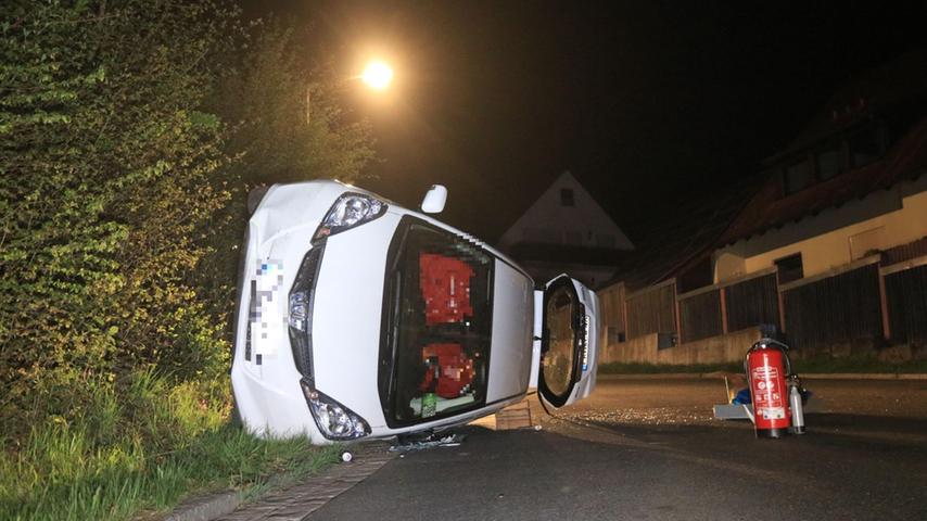 Auto kippt in Marloffstein auf Straße: 57-Jährige verletzt