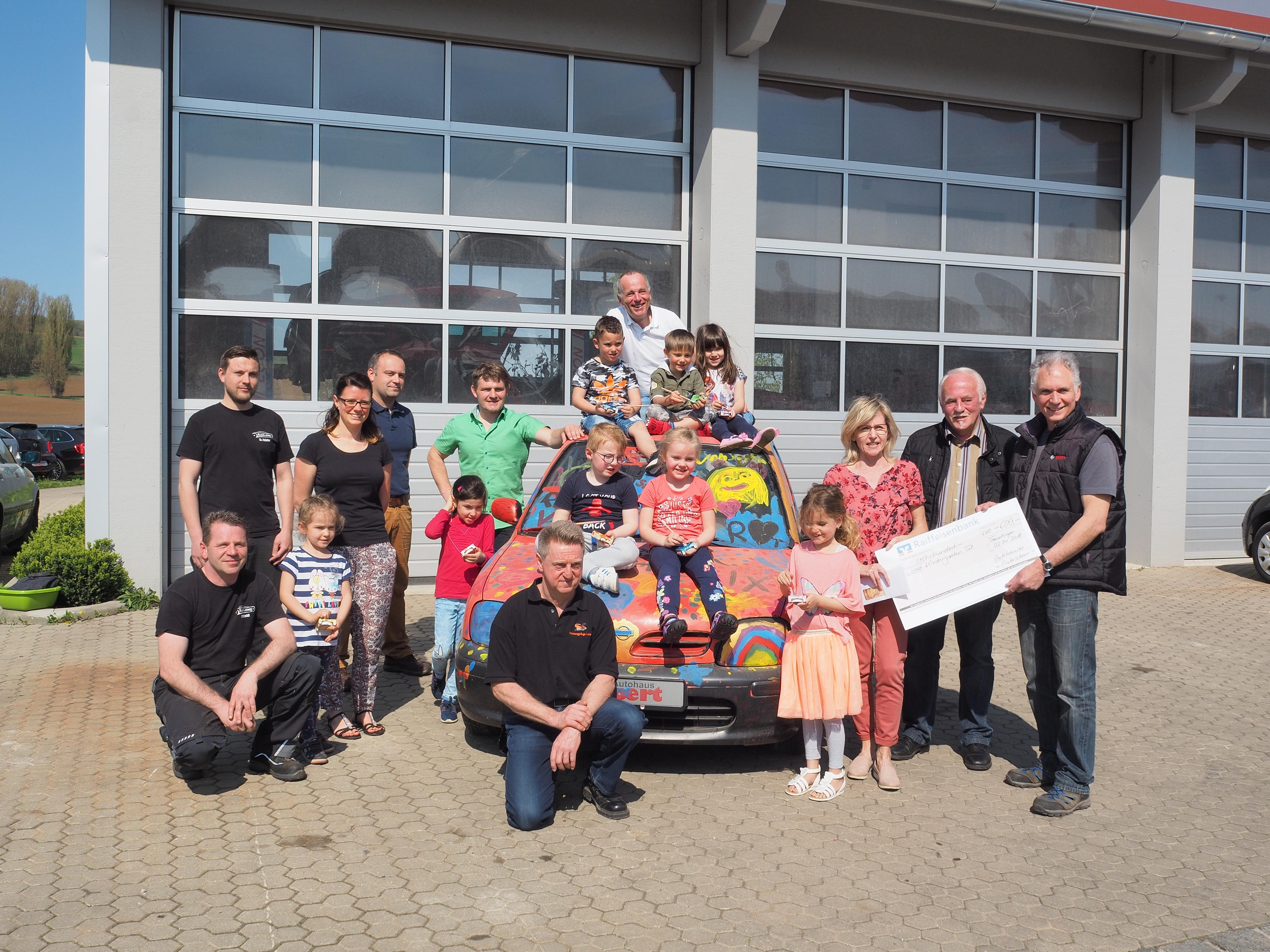 Ganz schön bunt trieben es einige Kinder beim Ostermarkt am Ostermontag in Treuchtlingen. Der städtische Kindergarten Treuchtlingen hatte eine Kinderbetreuung organisiert, damit die Eltern beruhigt Einkaufen gehen können. Die Buben und Mädchen durften derweil ein Auto mit bunten Farben verzieren. Als Dank für die Kinderbetreuung spendeten die Treuchtlinger Autohäuser, die an der Autoschau vertreten waren, 600 Euro an den Kindergarten. Das Geld soll für einen neuen Ruheraum verwendet werden, in dem Kinder sich kurzzeitig entspannen können, wenn ihnen der Trubel in der großen Gruppe zu viel wird, so die stellvertretende Einrichtungsleiterin Claudia Schuhmann.