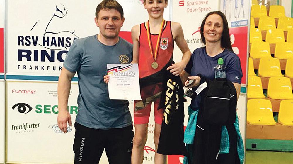 Starke Leistung: Simon Hilpert holte sich bei der Deutschen Ringer-Meisterschaft den dritten Platz und damit Bronze in der Jugend B. Mit dem jungen Dettenheimer freuten sich sein Onkel (und Trainer) Dieter Hilpert sowie seine Mama Christine Hilpert. Starke Leistung: Simon Hilpert holte sich bei der Deutschen Ringer-Meisterschaft den dritten Platz und damit Bronze in der Jugend B. Mit dem jungen Dettenheimer freuten sich sein Onkel (und Trainer) Dieter Hilpert sowie seine Mama Christine Hilpert.