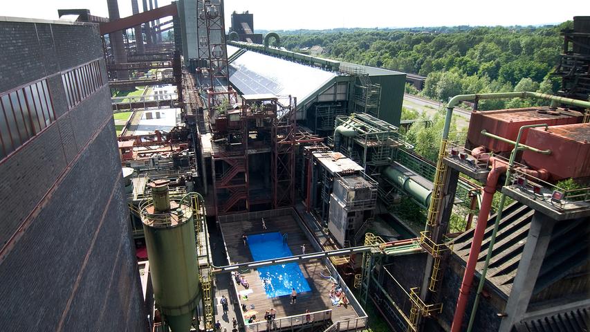 Die ehemalige Zeche Zollverein in Essen ist dafür das beste Beispiel. Auf dem Zechengelände gibt es für sonnige Tage nicht nur ein Schwimmbad...