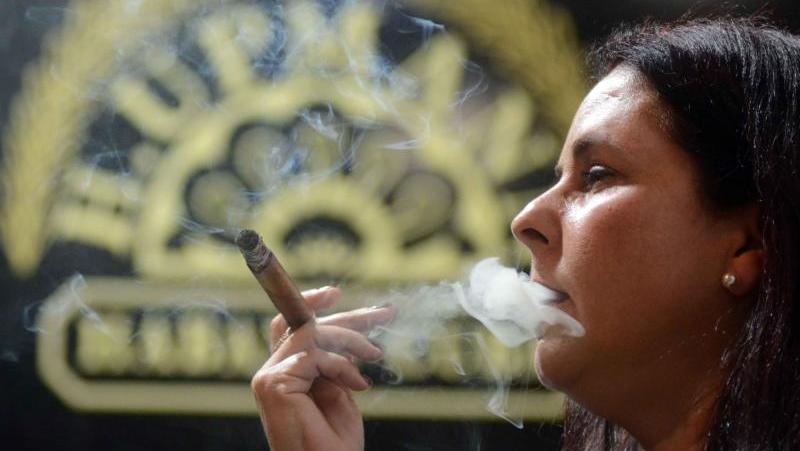 Eine Frau raucht in Havanna (Kuba) eine Zigarre. (Symbolbild)