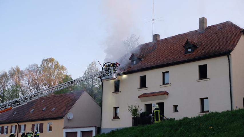 Wohnung in Flammen: Dichte Rauchwolken in Roßtal