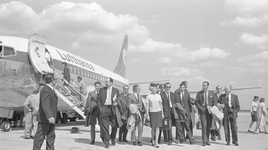 Lufthansa-Bezirksleiter Arthur Deutsch (links vorne) begrüßt die Gruppe der Engländer, die beim Eröffnungsflug für 50 Minuten Nürnberger Boden betreten. Dahinter: neuer City-Jet 737. Hier geht es zum Kalenderblatt vom 21. April 1968: Kurzer Besuch der Briten