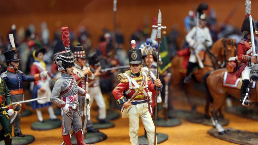 Im Auktionssaal beobachteten unter anderem Zinnsoldaten der Napoleonischen Kriege das Verhalten der Bieter.